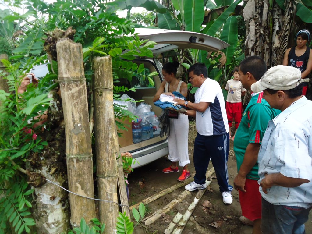 Tremblement de terre en Equateur: Laetitia aide la population