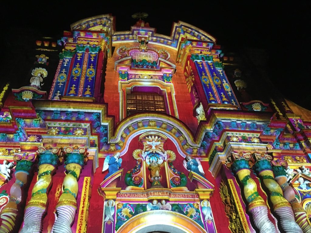 Eglise Compañia de Jesus, ornée d'or, centre historique de Quito