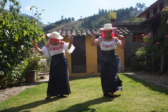 Une danse traditionnelle ne manquera pas d'accompagner votre dégustation. Vous aurez le plaisir de pouvoir y participer, et même de prendre de belles photos avec ces splendides tenues de la culture d'Otavalo.