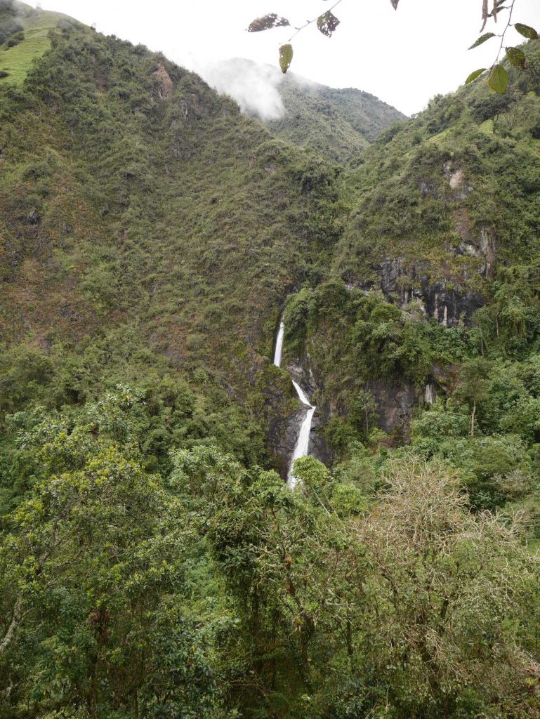 La vue à l'approche de la cascade