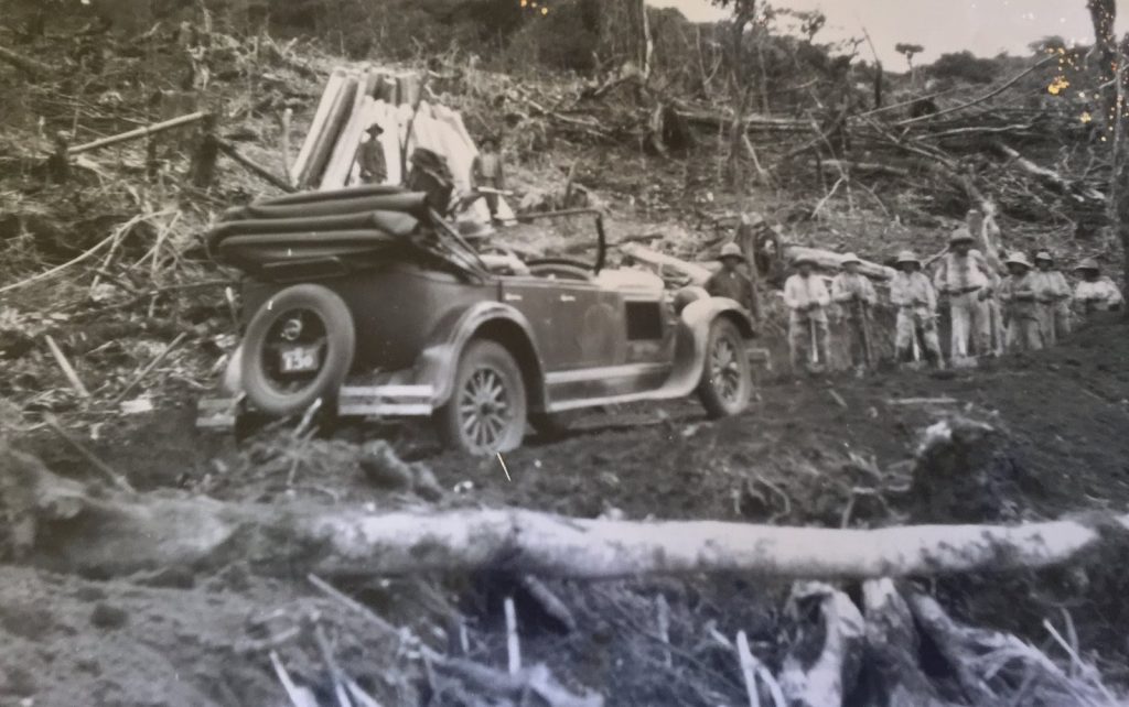 Carlos Restrepo fit fortune avec l'exploitation du bois destiné à la construction du chemin de fer équatorien. Surnommé "Le Roi du Bois"