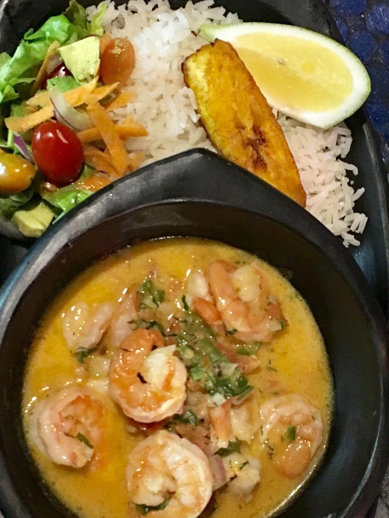 L'un des plats que vous pourrez retrouver au Café Mosaico à Quito: L'encocado de camarón, accompagné de sa salade de riz et plantain