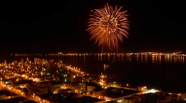 Feu d'artifice tiré depuis la plage en Équateur pour le nouvel an