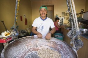 Luis Banda, le dernier producteur des colaciones à Quito, Équateur