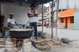 Préparation de la boisson "Champús" durant les fêtes de fin d'année, vallée de Chota en Équateur