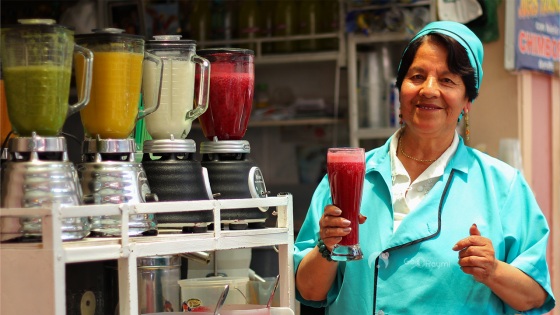 Les jus naturels "Rompe Nucas" de Rosa Almachi au marché de Riobamba (La Merced)