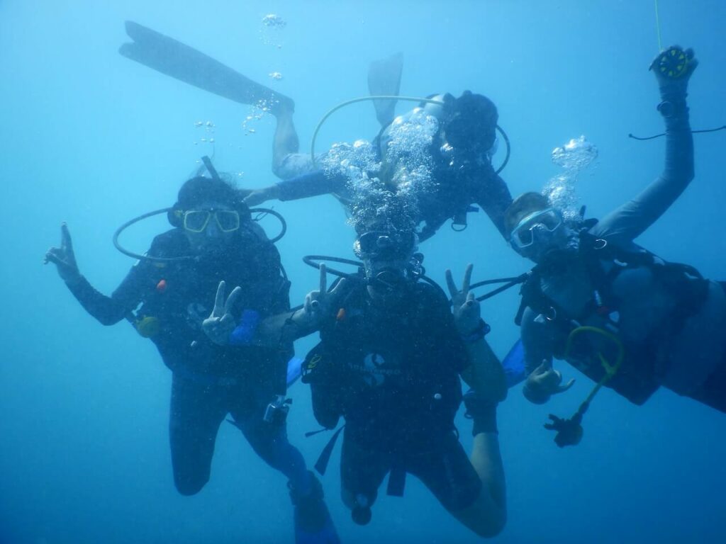 Plongeurs en plongee aux Galapagos
