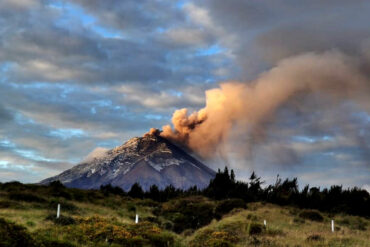 Équateur : Le Cotopaxi entre en éruption et crache un nuage de fumée (07/05/2023)