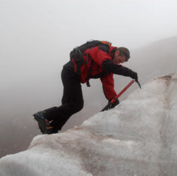 Antoine Grouazel, gérant d'ITK Voyage, lors d'une de ses nombreuses ascensions du sommet du Cotopaxi