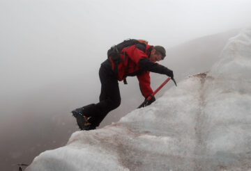 Antoine Grouazel, gérant d'ITK Voyage, lors d'une de ses nombreuses ascensions du sommet du Cotopaxi