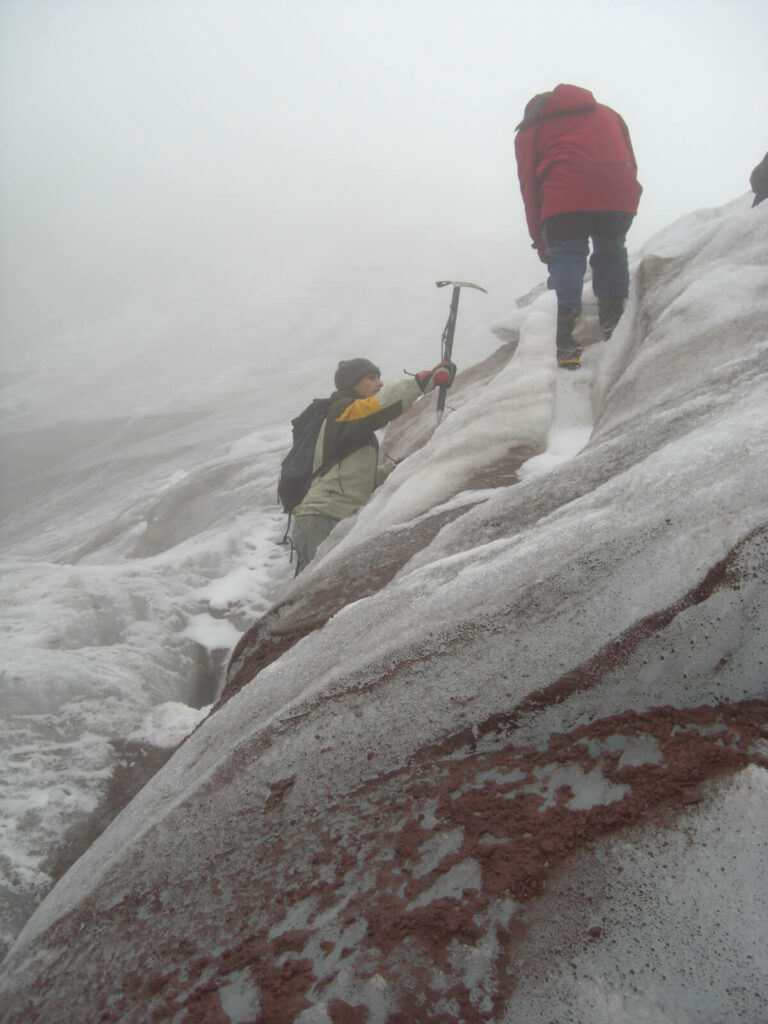 Un autre grimpeur en train d'escalader le Cotopaxi avec son piolet