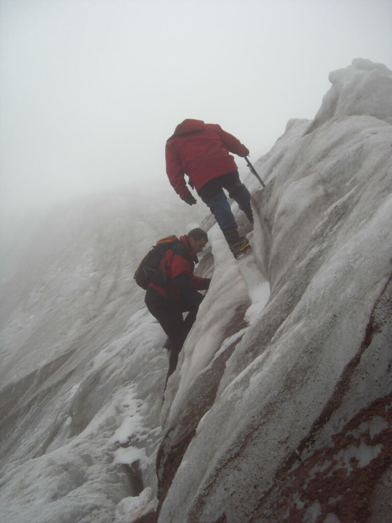 Grimpeurs en train d'escalader le Cotopaxi