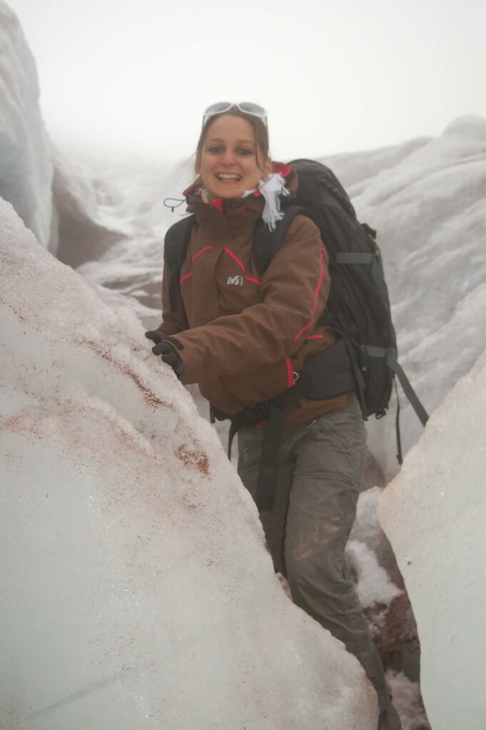 Grimpeuse en train d'escalader le Cotopaxi