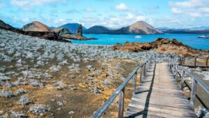 ile-bartolome-iles-galapagos-vue-sur-pinnacle-rock-parc-national-galapagos-equateur