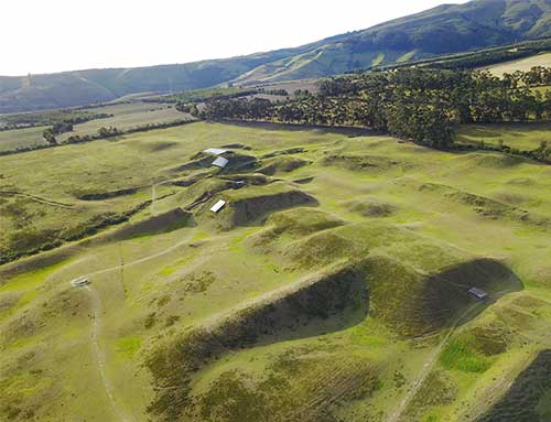 Pyramides de Cochasqui dans les Andes d'Équateur