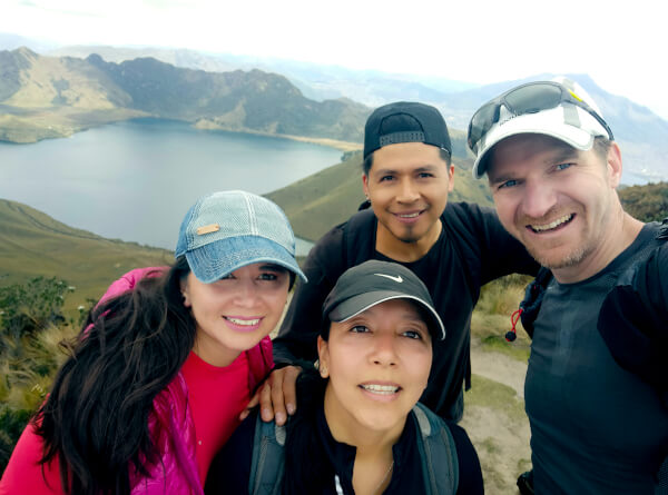 Antoine et son équipe d'agents de voyage à Otavalo en Équateur